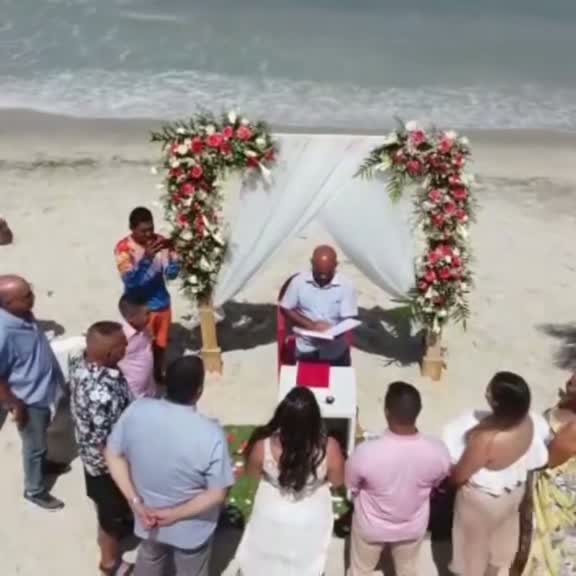 Video real: ceremonia de boda con arco floral a la orilla del mar