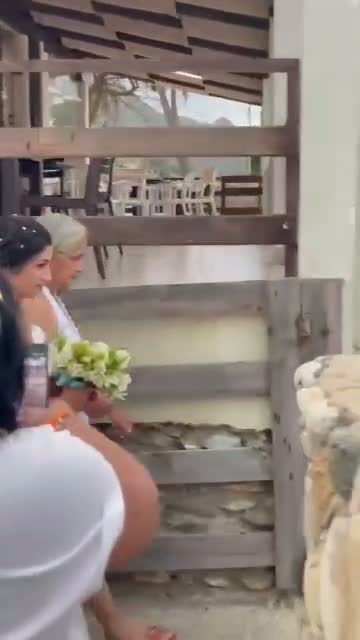Video real: la novia llegando con su ramo de flores