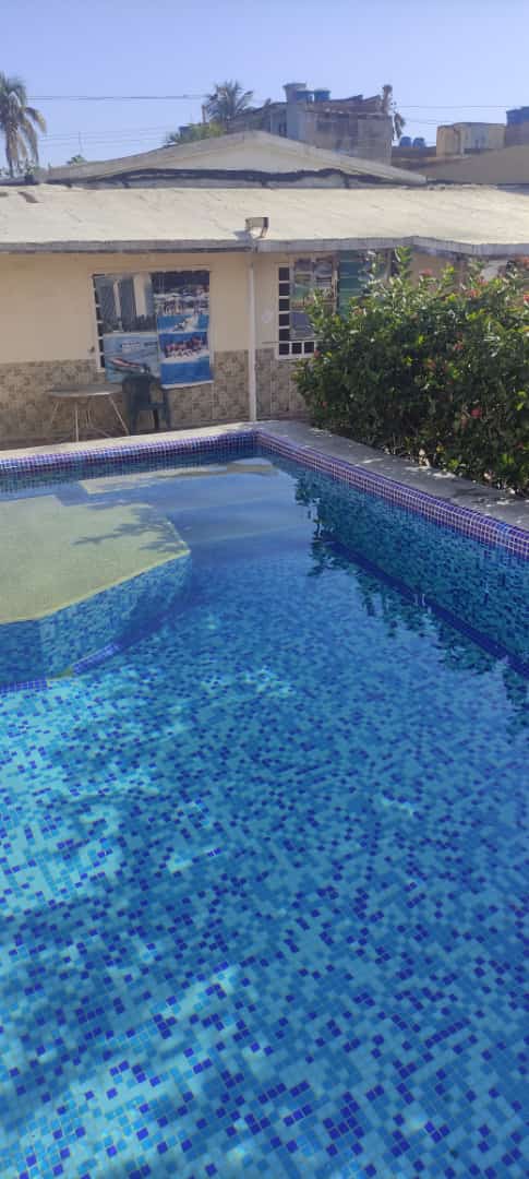 Vista completa de la piscina
