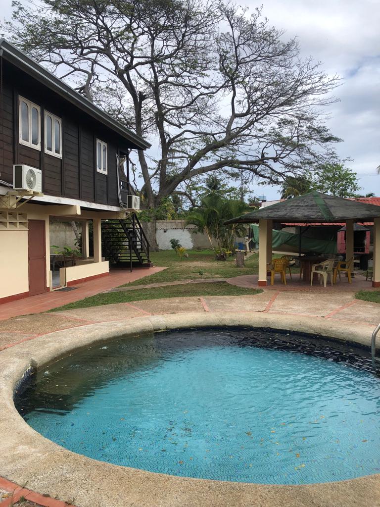 Casa de madera con piscina circular y bohío